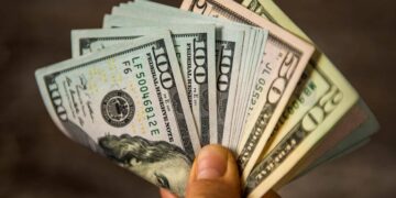 Strong dollar sends yen to 11-month low, focus on intervention risks